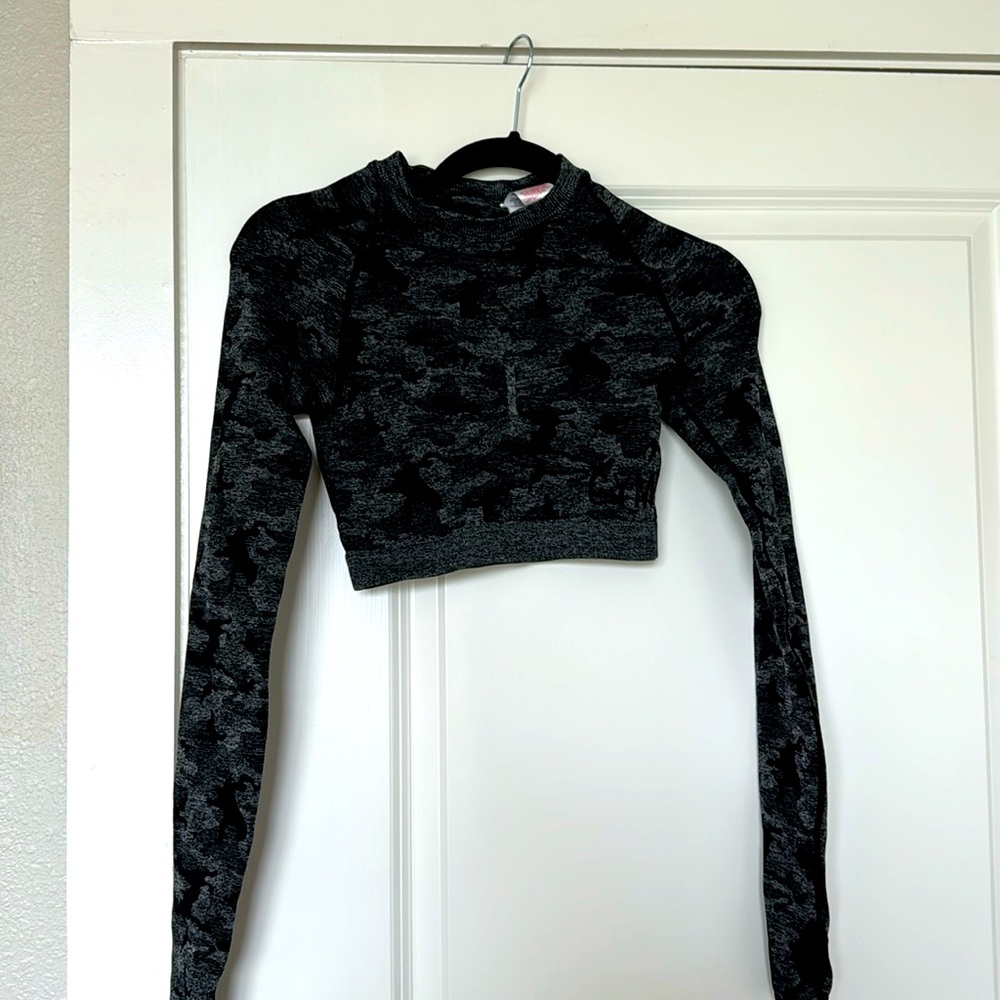 GYMSHARK camo long sleeve workout top size small